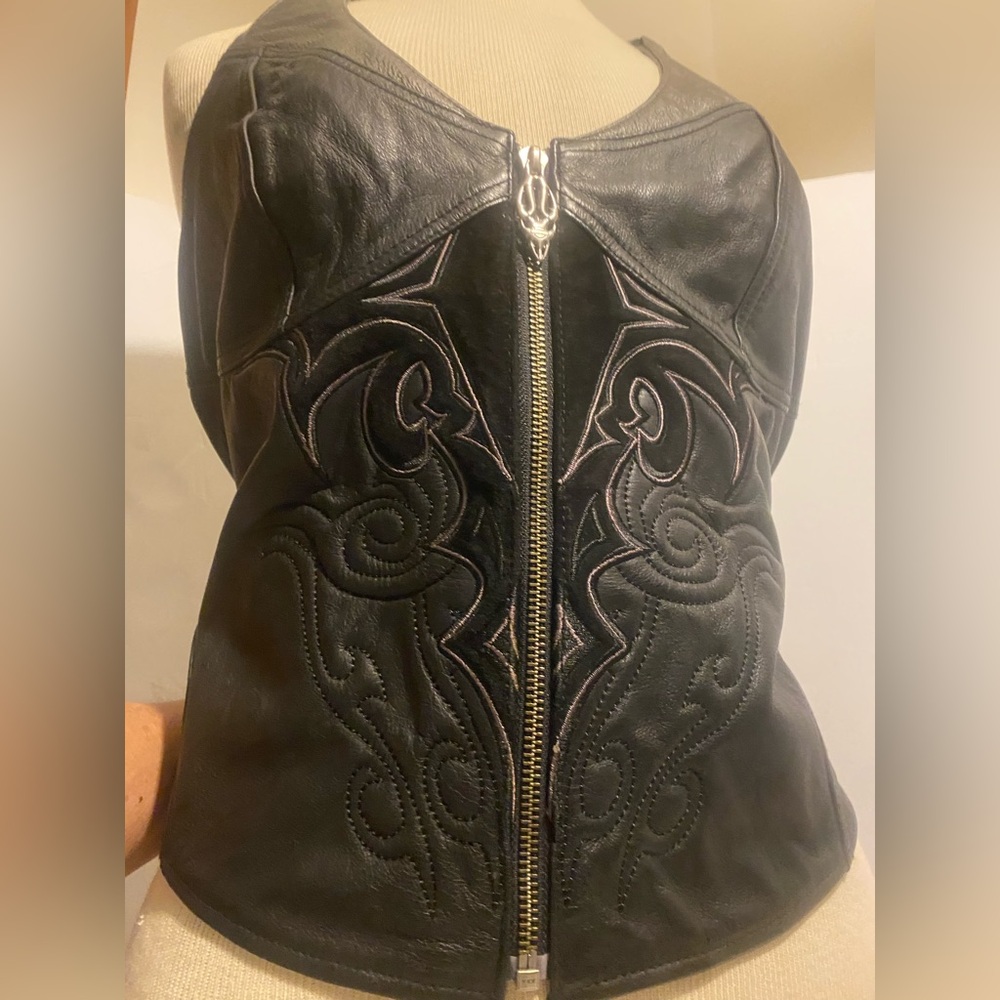 🏷️SOLD🏷️
Harley Davidson Leather Halter Top And STUNNING!